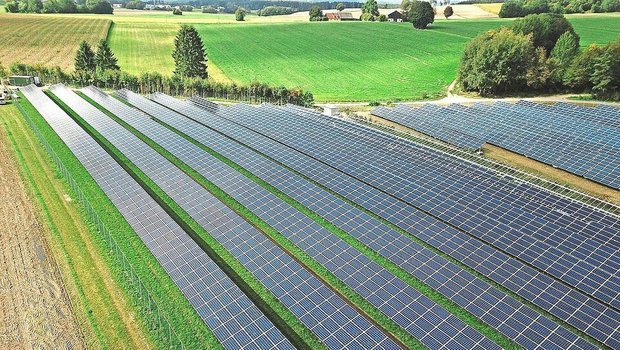 Photovoltaik auf der grünen Wiese: Landbesitzer versprechen sich davon grosse Gewinne.