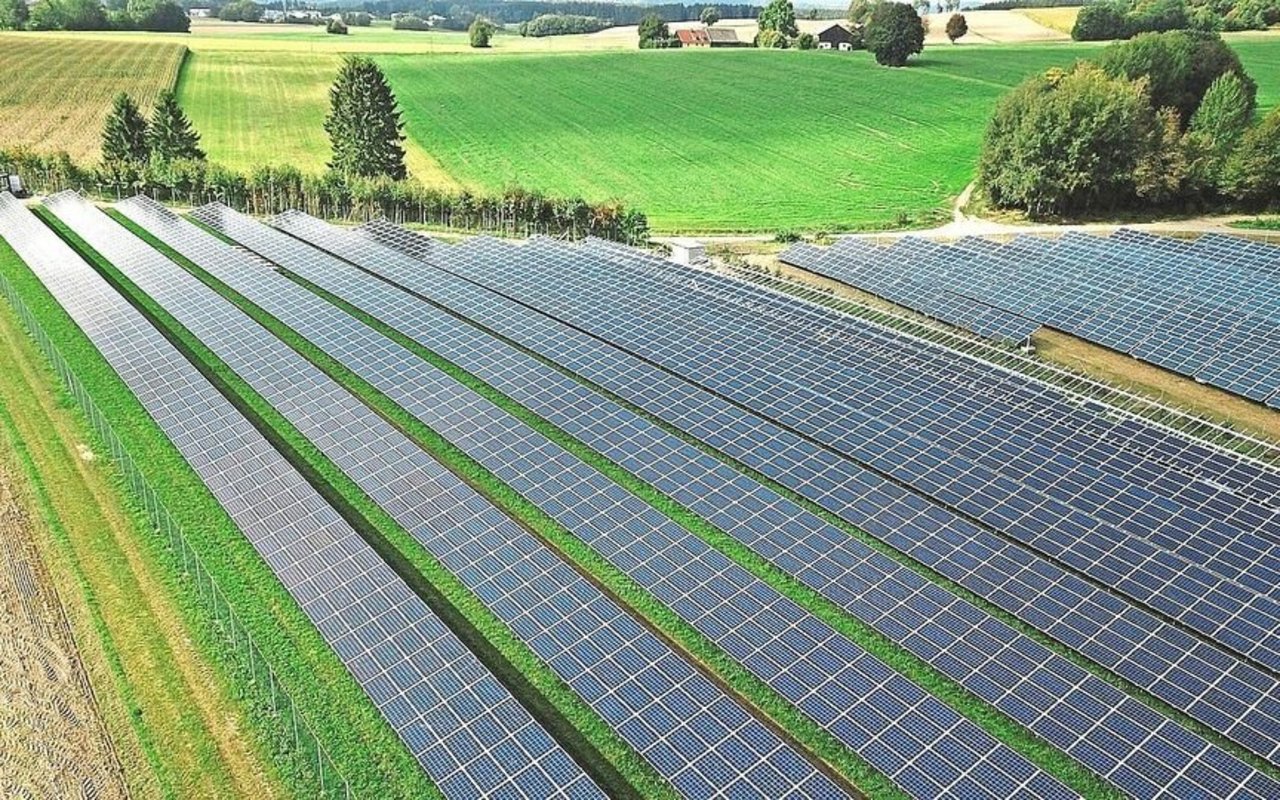 Photovoltaik auf der grünen Wiese: Landbesitzer versprechen sich davon grosse Gewinne.