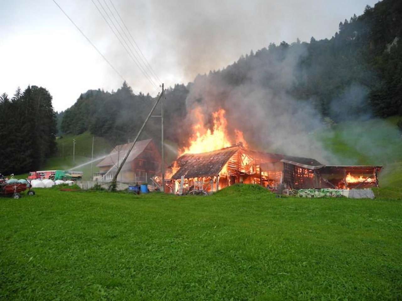 Beim Brand brannte Stall und Remisen komplett ab. (Bild Kantonspolizei Schwyz)