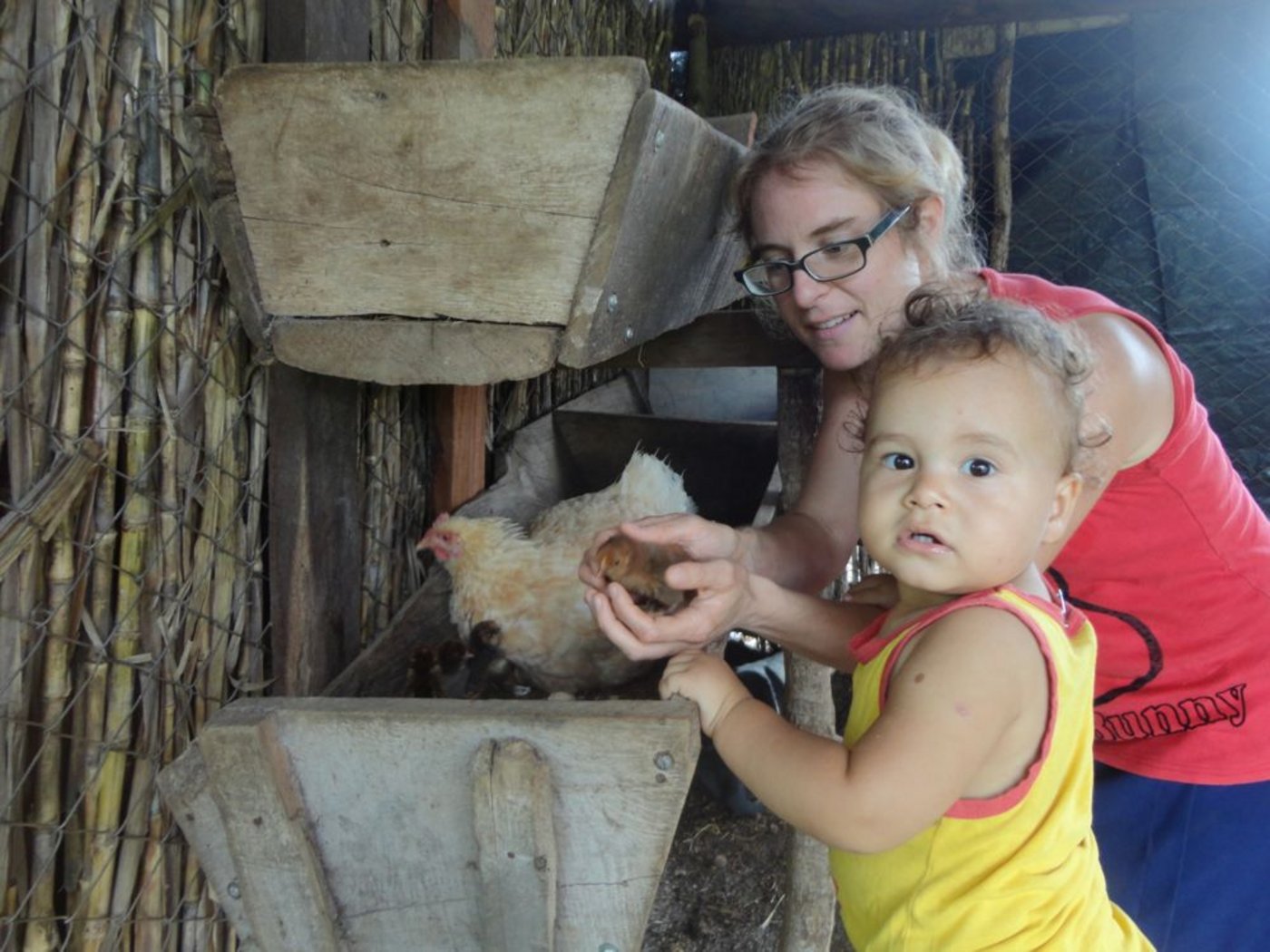 Mirka und Sohn Dario bestaunen die neugeschlüpften Küken. Es ist fast die einzige Gelegenheit, sie in die Hände zu nehmen. Auf dem nächsten Bild ... (Bilder: zVg)