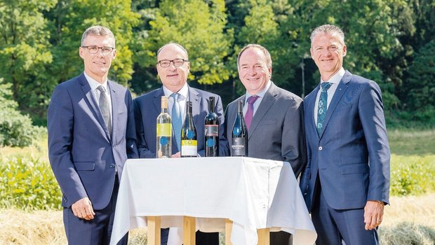 Weingöttis Lukas Pfisterer, Markus Dieth, Alois Huber, Roland Michel mit dem neuen Staatswein.