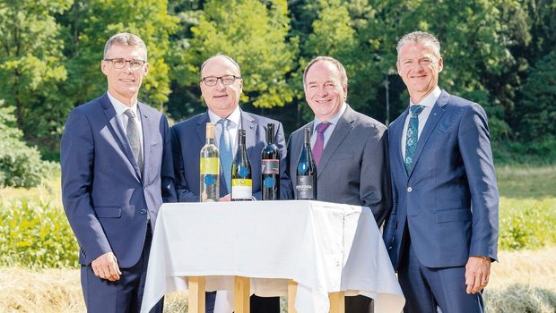 Weingöttis Lukas Pfi Weingöttis Lukas Pfisterer, Markus Dieth, Alois Huber, Roland Michel mit dem neuen Staatswein.