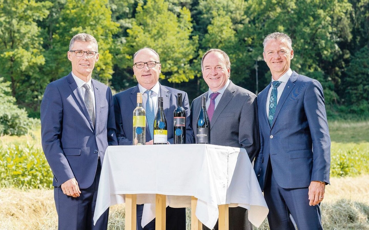 Weingöttis Lukas Pfisterer, Markus Dieth, Alois Huber, Roland Michel mit dem neuen Staatswein.