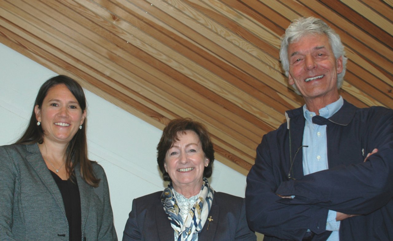 Die Aargauer Nationalrätin Sylvia Flückiger (Mitte) ist für weitere vier Jahre Präsidentin von Lignum. Das Lignum-Vizepräsidium geht von Jörg Reimer (Holzwerkstoffe Schweiz, rechts) auf Gabriela Schlumpf (Holzbau Schweiz, links) über. (Lignum)