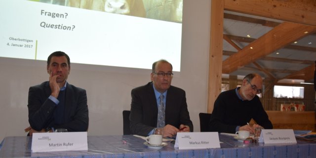 «Differenzierung als Erfolgschance»: Die SBV-Spitze an der heutigen Jahresmedienkonferenz auf dem Hof der Familie Herren-Schurtenberger im bernischen Oberbottingen. (Bild jw)