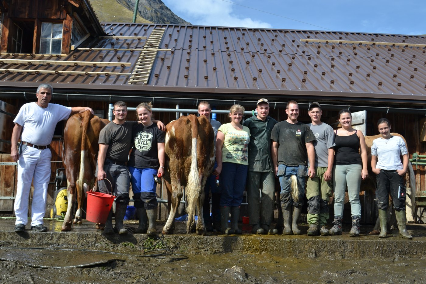 Alle helfen dabei mit.