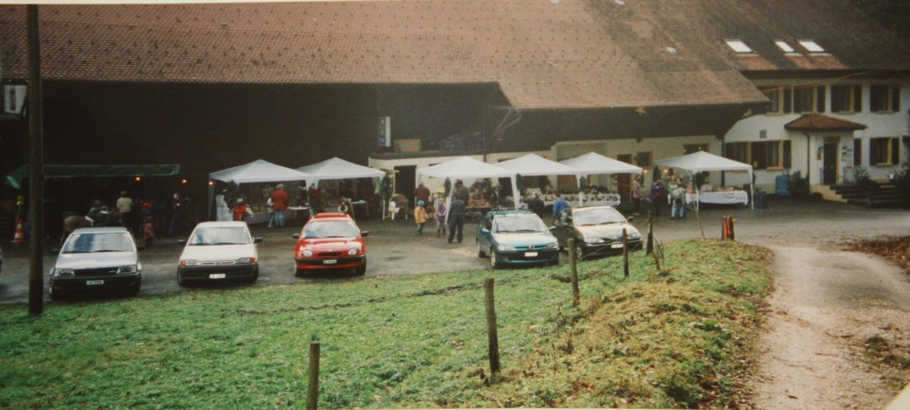 Ein Bild aus den Anfangszeiten des Scheltener Weihnachtsmarkts. Vieles hat sich seitdem verändert. Der Grundgedanke der Nächstenliebe aber bleibt. (Bild zVg)