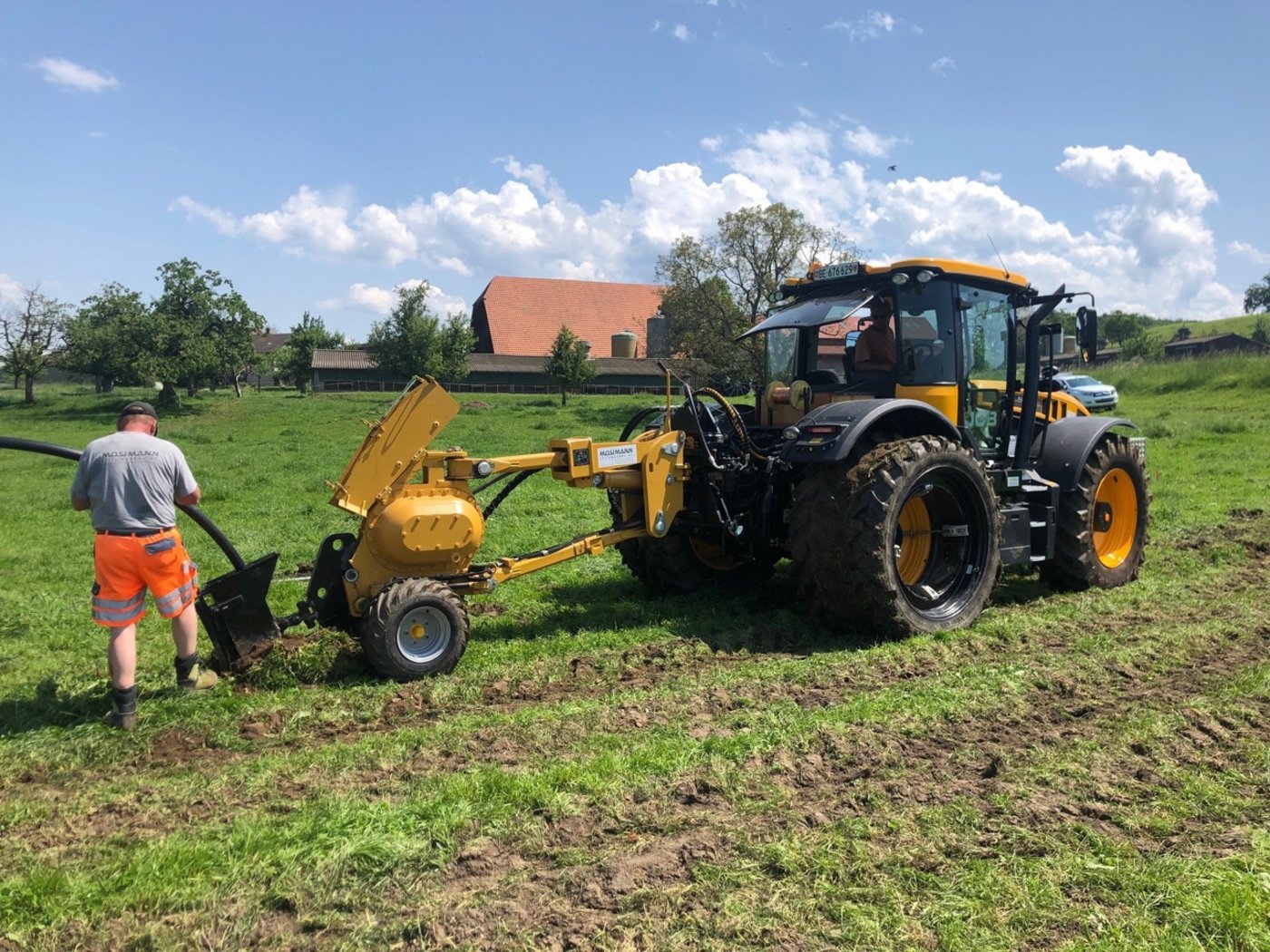 Einpflügen der Erdsonden. (Bild zVg)