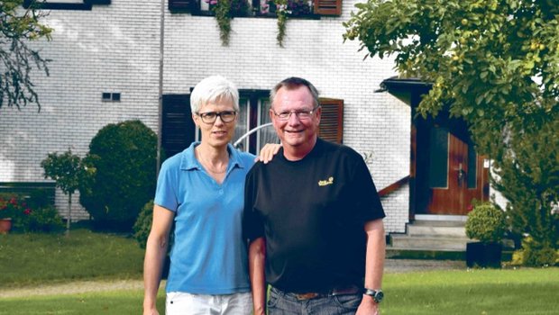 Gisela und Rainer Dudler vor ihrem Wohnhaus mit Baujahr 1906. Ein Rekurs des WWF Ende 2013 verhinderte einen Ersatzbau. Ein zweiter Rekurs des WWF ist auf kantonaler Ebene hängig. (Bild sgi)