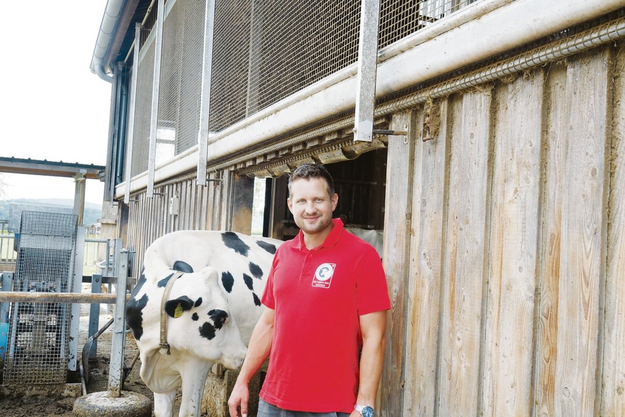 Urs Wegmann im Laufhof seines Stalles in Hünikon bei Winterthur. Er hat den Betrieb 2007 übernommen und auf die Milchwirtschaft gesetzt. (Bild Christian Weber)