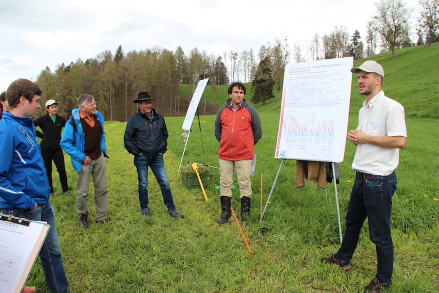 Tobias Beeler (Liebegg) und Rafael Gago erläuterten an ihrem Posten, wie der Ertrag einer Wiese gemessen werden kann.