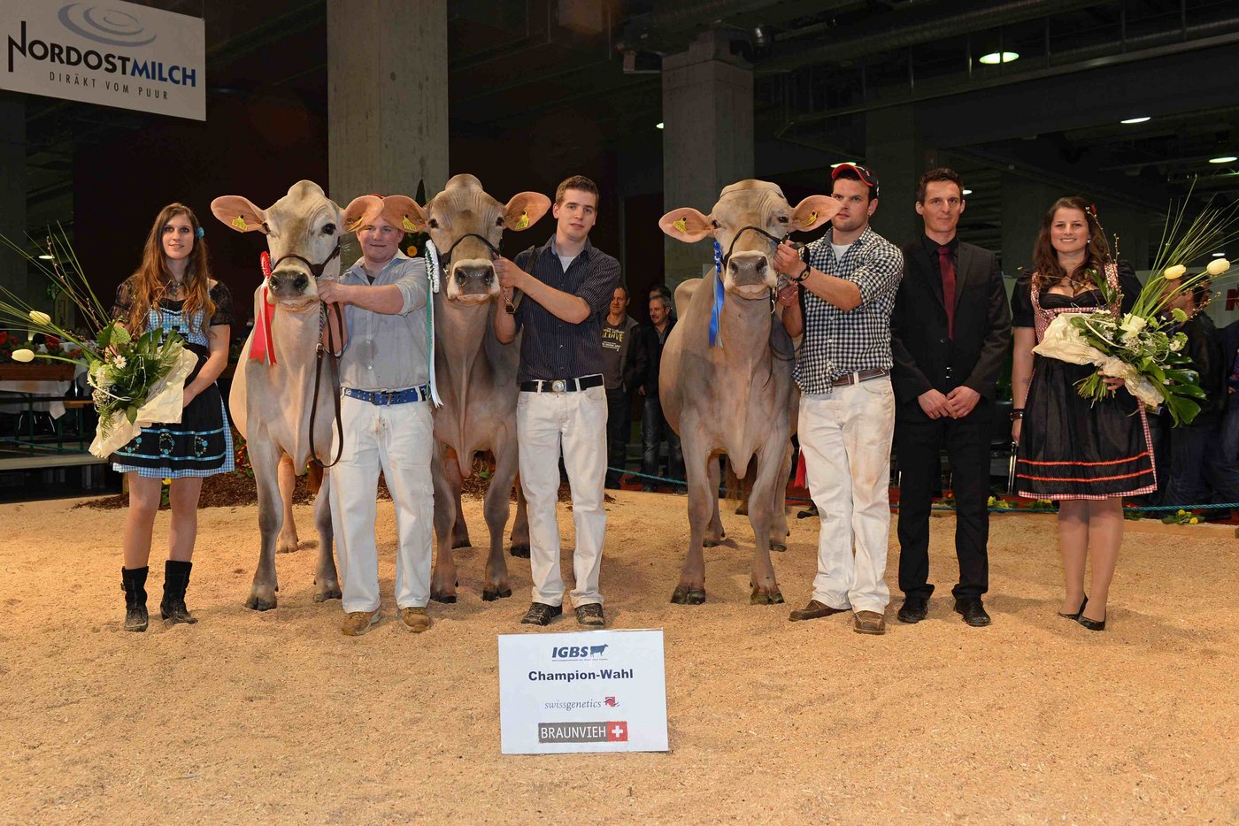 Das offizielle Siegerbild der 2. IGBS-Ausstellung der Tier & Technik 2014 (v.l.n.r.): Reserve-Grand Champion: R.B. Nesta Jalta, Xaver und Beat von Rickenbach, Lachen; Grand Champion: Pius Schulers Glenn Glena, Paul Kälin Merz, Steinen; Champion Schöneuter alt und Ehrenerwähnung: Glenn Gordana, Markus und Matthias Süess, Andwil. (Bild Daniela Ebinger).