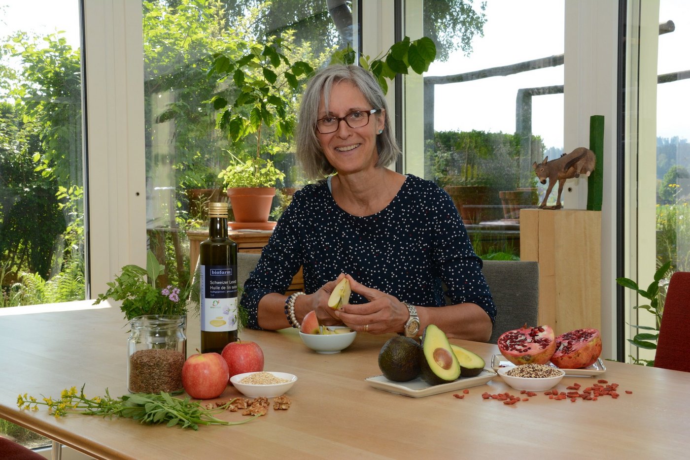 Garten- oder Wildkräuter, Leinsamen und -öl, Äpfel, Haferflocken und Baumnüsse statt Avocado, Granatapfel, Quinoa oder Goji-Beeren: Madeleine Studer setzt gerne auf einheimisches "Superfood". (Bild Andrea Gysin)