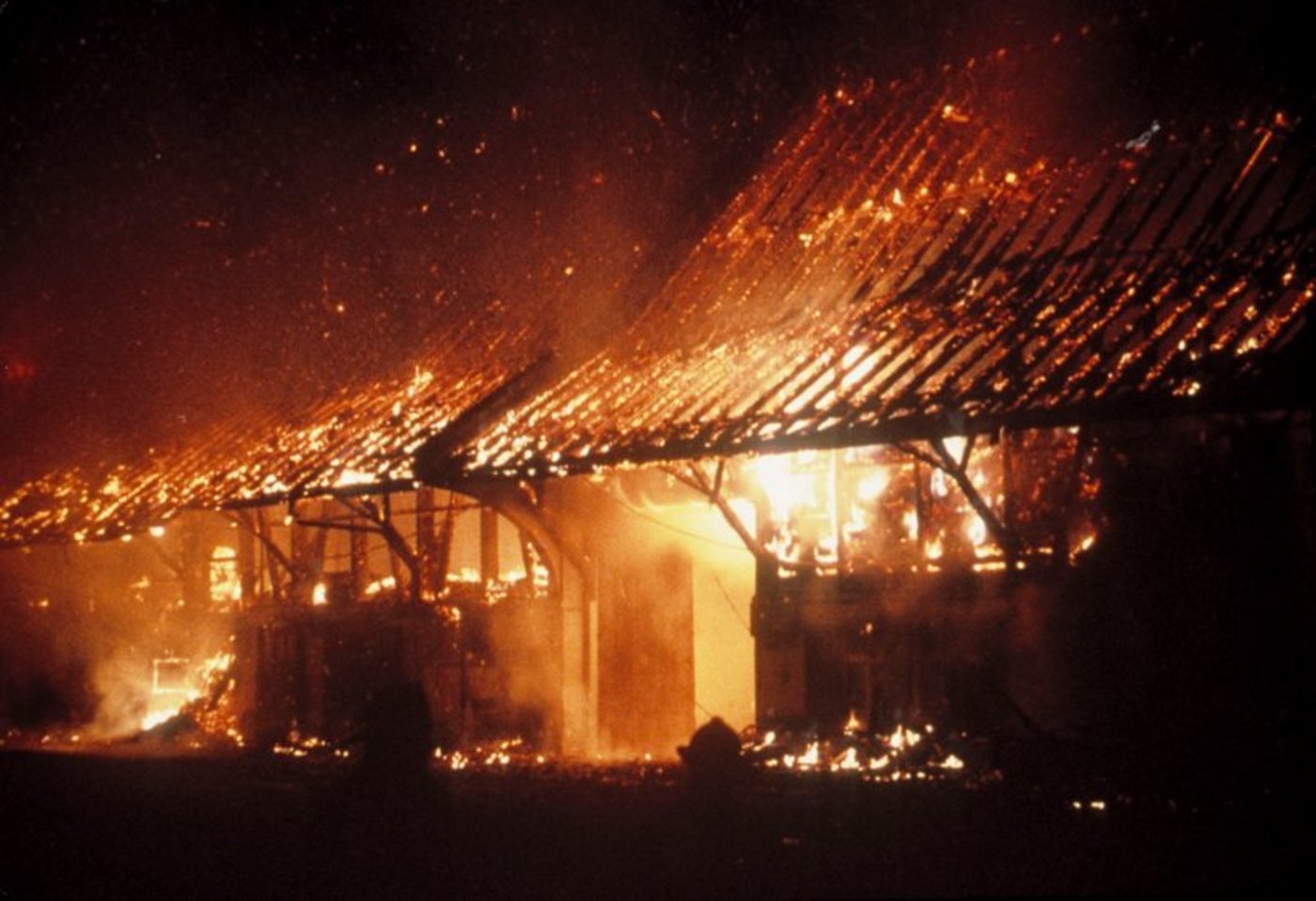 Die Feuerwehr Rüschegg – Guggisberg und die Berufsfeuerwehr Bern konnten das Feuer löschen. (Symbolbild BauZ)