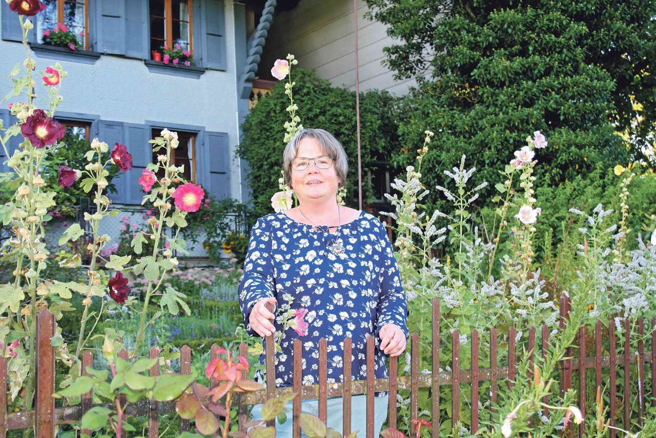 Brigitte Bracher ist gelernte Gärtnerin und hat ihren Kräutergarten selber entworfen. (Bild Brigitte Meier)