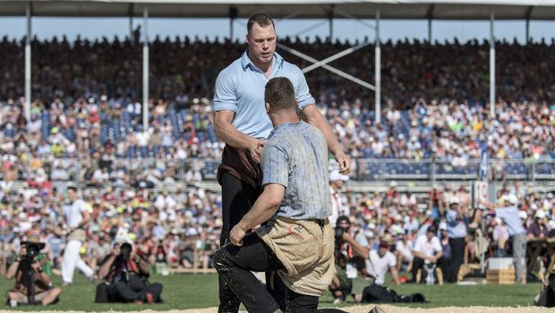 Matthias Sempach der Schwingerkönig 2013 besiegte Armon Orlik im 4. Gang. Er war der erfolgreichste Landwirt unter den Kranzern. (Bild Rolf Eicher, ESV)