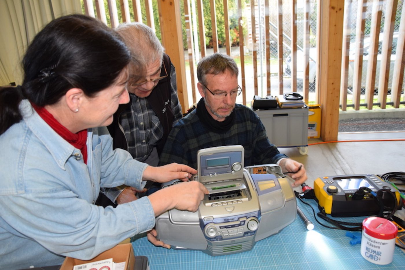 Diese Dame hat noch viele Kassettli mit Aufnahmen von ihren Kindern, leider leiert der Kassettenrekorder.