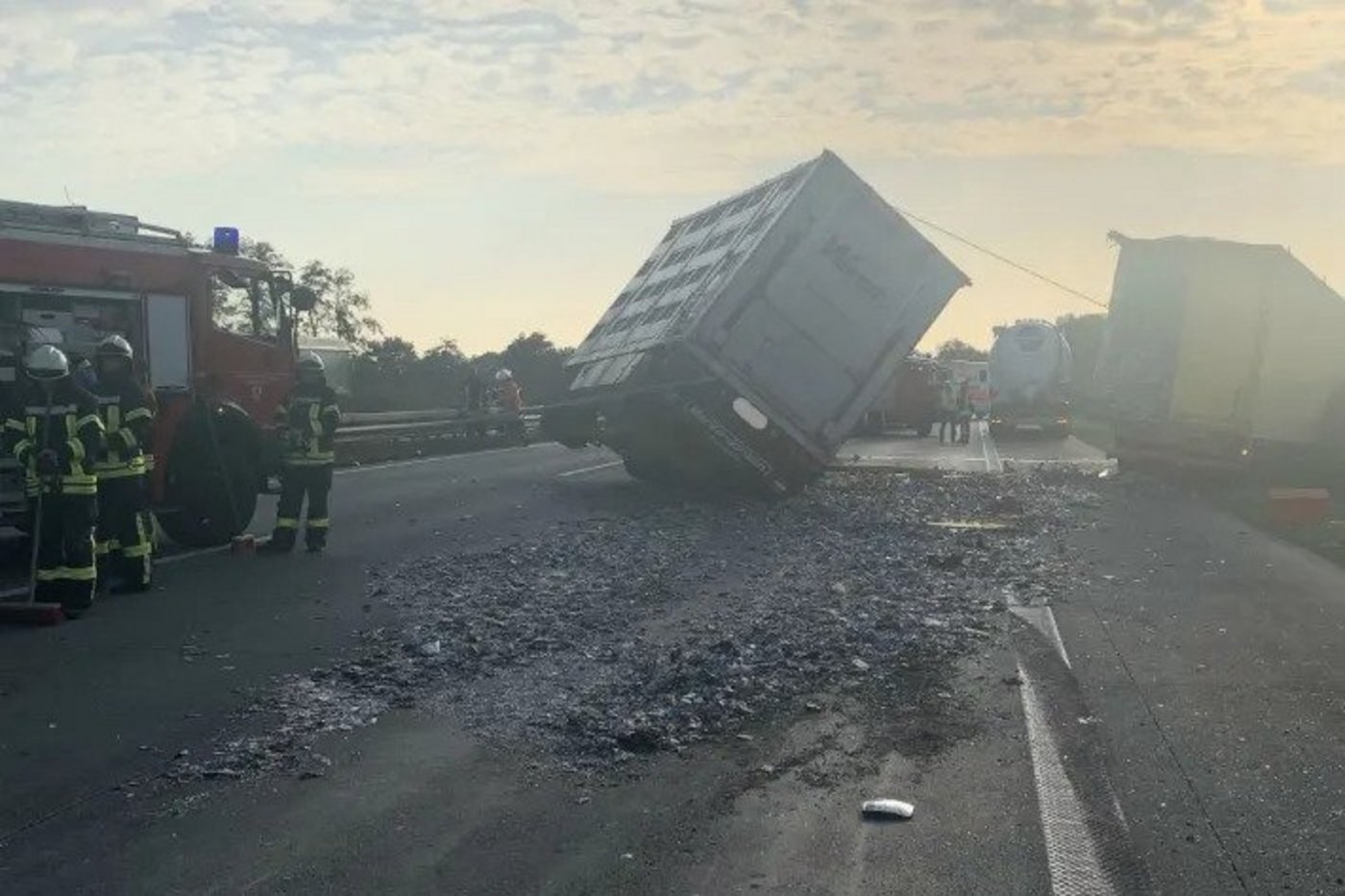 Der Anhänger drohte umzukippen und wurde durch die Feuerwehr gesichert.