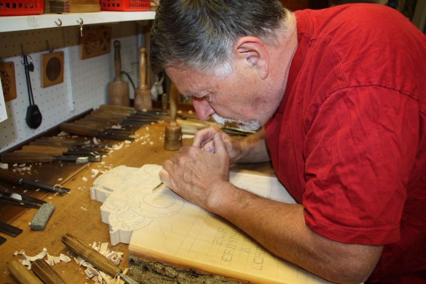 Die Arbeit des Holzbildhauers braucht viel Feingefühl, ein gutes Auge und eine ruhige Hand. 