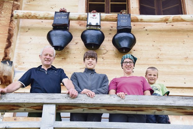 Sommerserie «z Alp»: «Ich verspüre jeden Frühling diesen Wunsch» Kurt Mösching, Linus Matter, Monika Klötzli und Phil Mösching (v. l. n. r.) lieben das Älplerleben. (Bilder Peter Fankhauser)