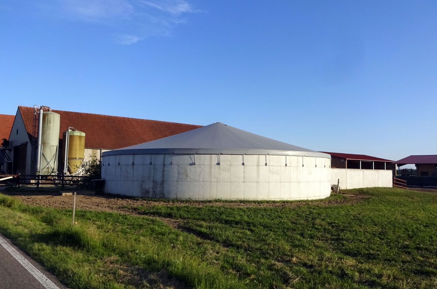 Die Gülle-Abdeckungen können die Ammoniak-Emissionen bis zu 80% reduzieren. (Bild HAFL)