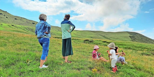 Exkursion in eine weitgehend unbekannte Welt: Spontan, daher nicht ganz zweckdienlich gekleidet, helfen uns die Städterinnen beim Küheholen.