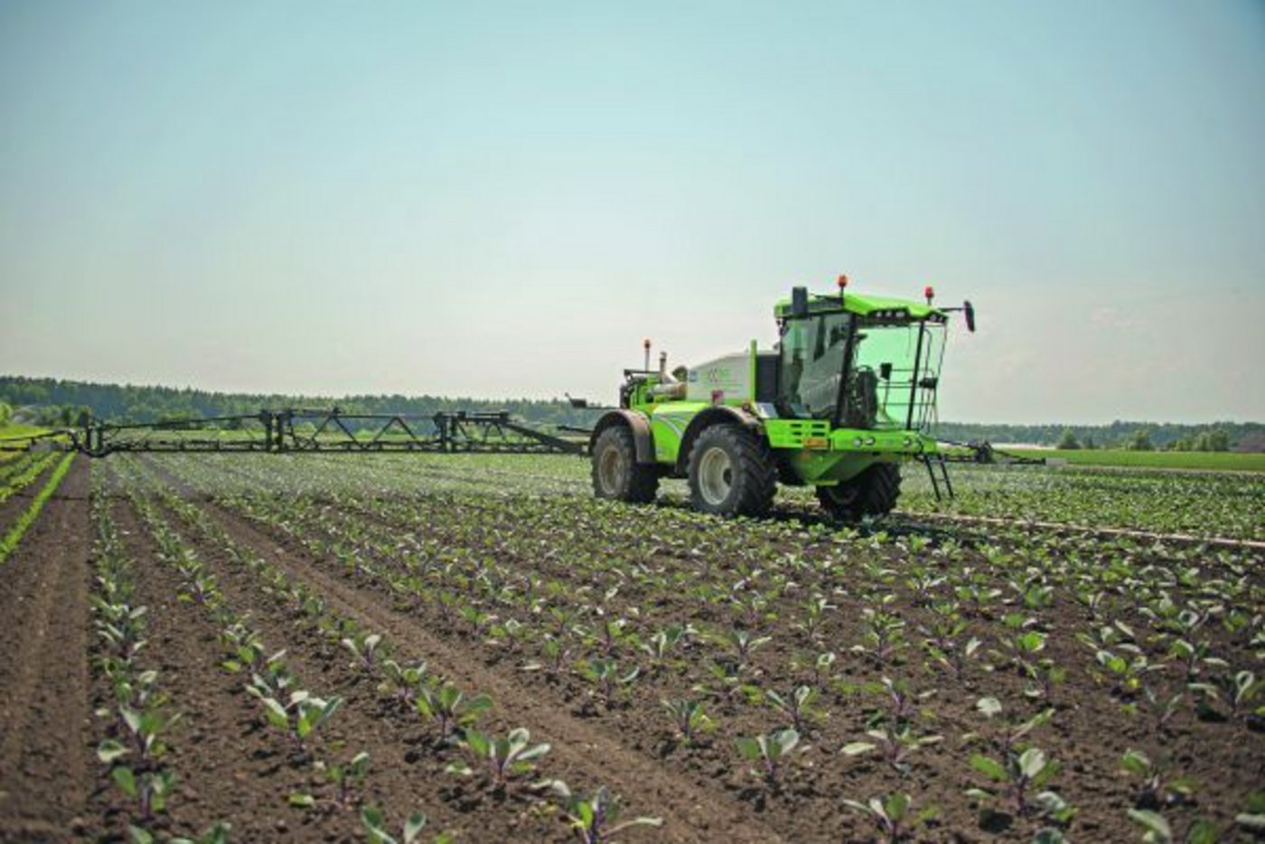 Die Spritze auf dem Feld sorgt für manch besorgte Miene und die eine oder andere Initiative. Und das, obwohl der Einsatz heute so professionell ist wie noch nie. (Bild hja)