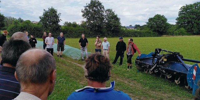 Am Flurgang von Bio Luzern wurden Fragen gestellt, Erfahrungen getauscht und diskutiert. 