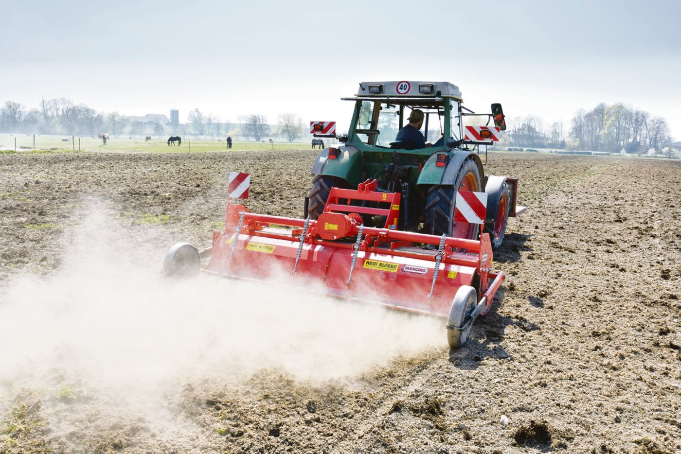 Hier geht die Fräse durch. In einem ersten Durchgang wird die Grasnarbe oberflächlich abgeschnitten. (Bild Katrin Erfurt)