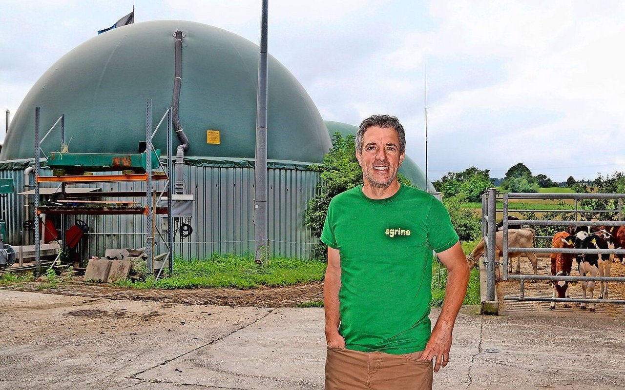 Samuel Imboden vor der Biogasanlage der Betriebsgemeinschaft Agrino im aargauischen Remetschwil. 