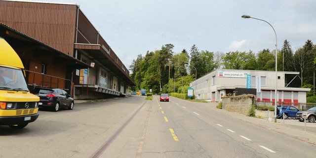 Die Landi Weinland kauft diese beiden Hallen direkt beim Bahnhof in Sulz-Rickenbach. Die Halle auf der rechten Seite der Strasse soll in einen Landi-Laden mit einer Verkaufsfläche von 1200 Quadratmetern umgebaut werden.(Bild Roland Müller)