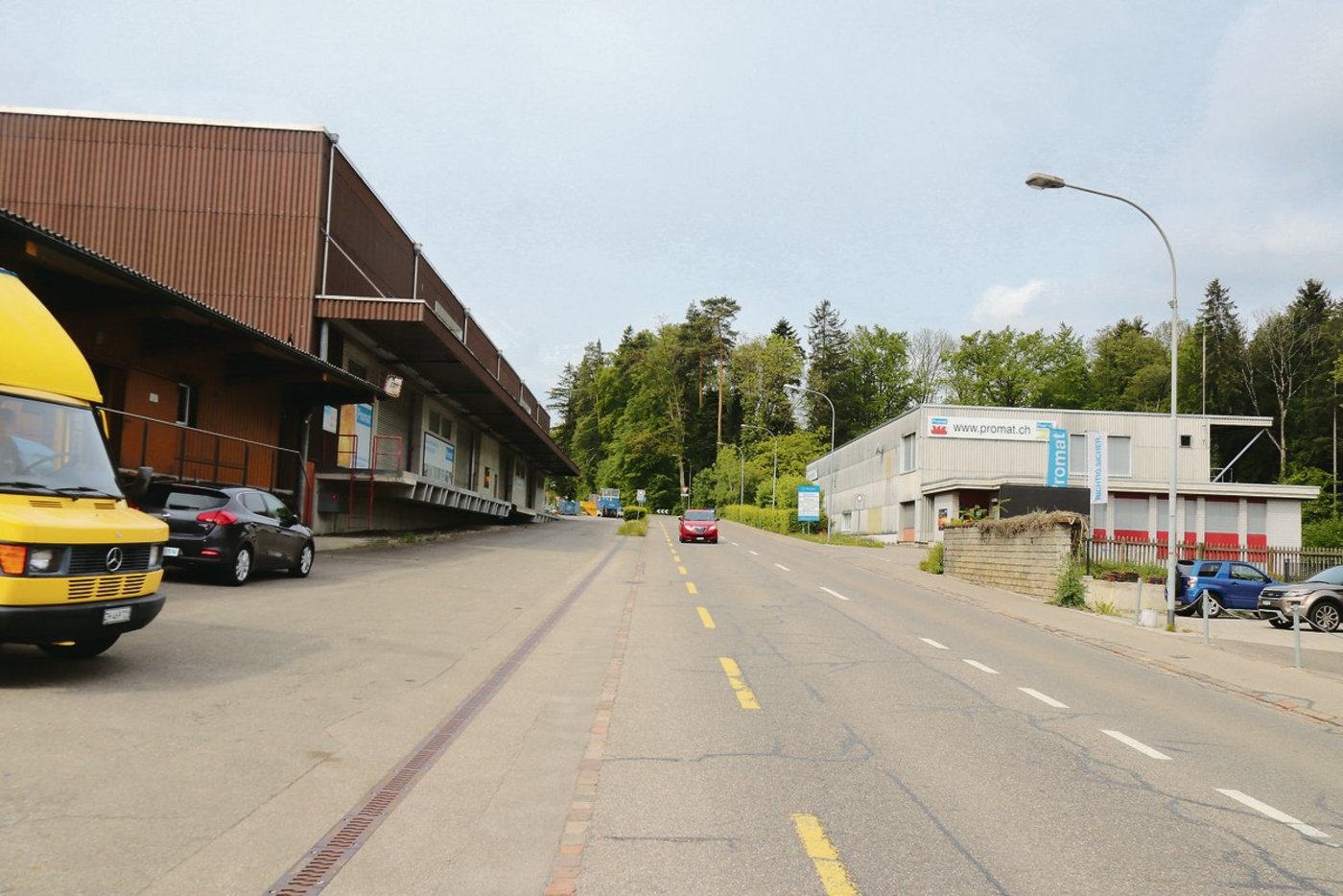 Die Landi Weinland kauft diese beiden Hallen direkt beim Bahnhof in Sulz-Rickenbach. Die Halle auf der rechten Seite der Strasse soll in einen Landi-Laden mit einer Verkaufsfläche von 1200 Quadratmetern umgebaut werden.(Bild Roland Müller)