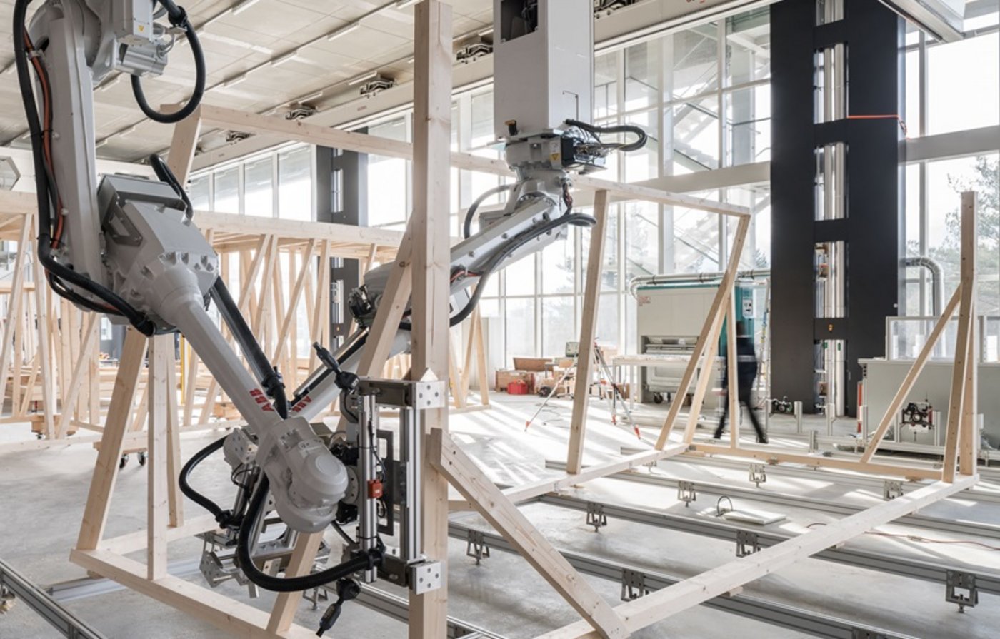 Hochpräzise, robotische Positionierung eines Holzbalkens gemäss Computerentwurf. (Bild NFS Digitale Fabrikation / Roman Keller)