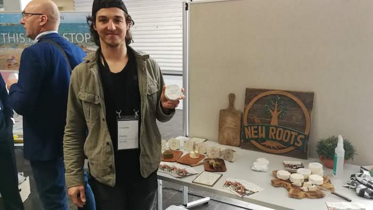 "New Roots" Gründer Freddy Hunziker zeigt seinen veganen Käse, den er international vertreibt. (Bild sbu)