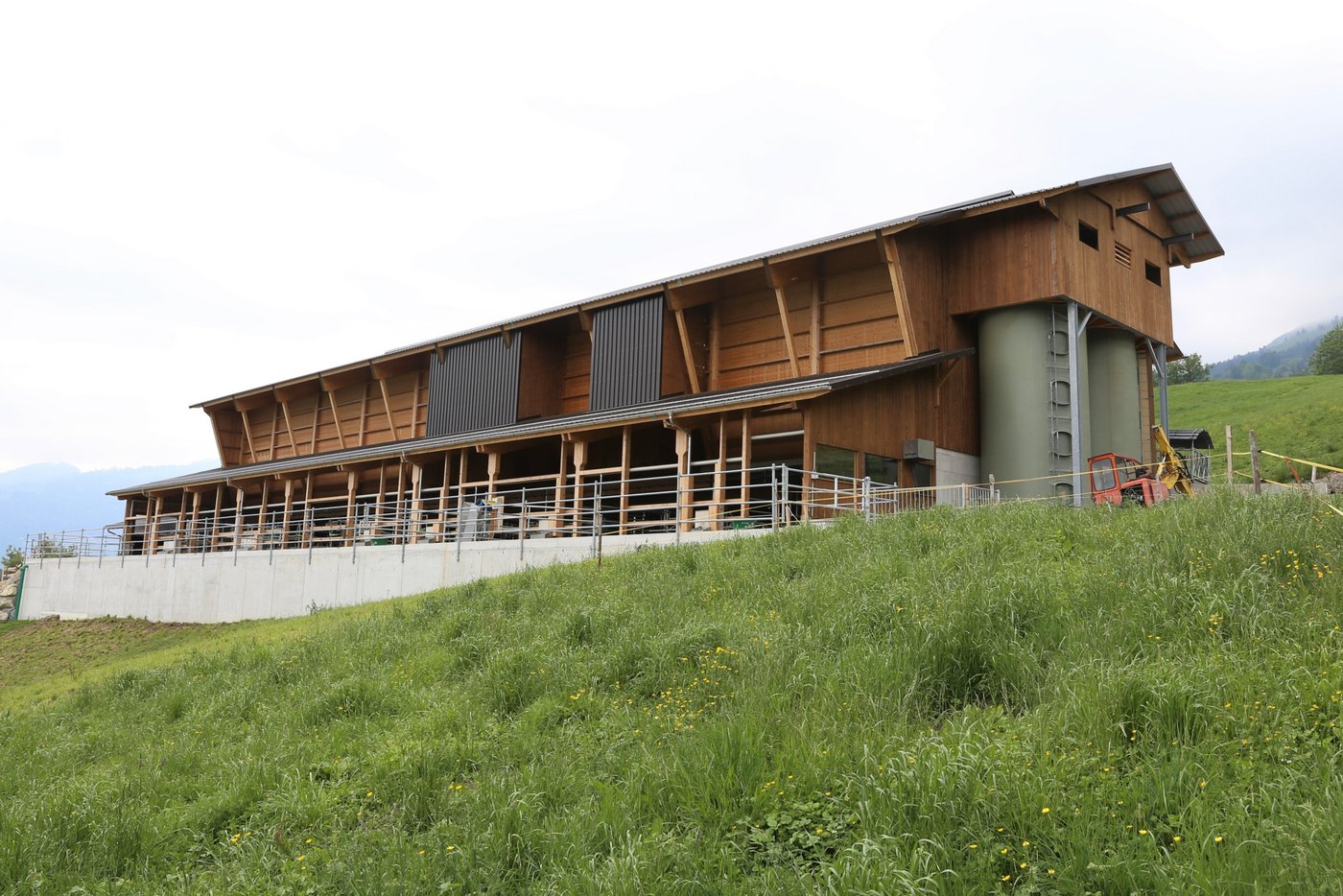 Der neue Laufstall der Familie Kennel verfügt über ein Futterachse von 60 Meter Länge.