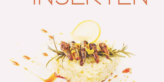 Schon bald auf unseren Tellern? Rosmarin-Heuschrecken auf Zitronenrisotto. (Bild zVg)