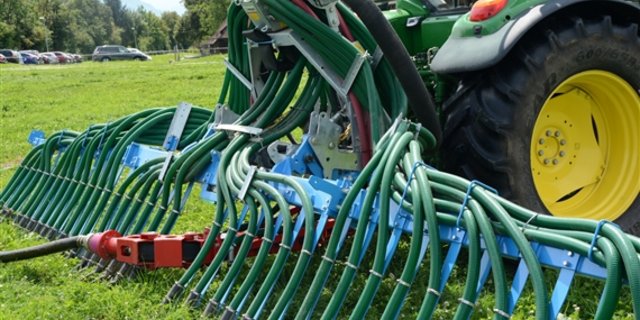 Die wichtigste Massnahme war das Ausbringen der Gülle per Schleppschlauch. (Bild aem)