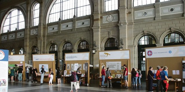 Zahlreiche Stände verschiedenster Tierschutzorganisationen in der Halle des Hauptbahnhofs Zürich.