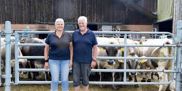Regine und Andreas Bösiger aus Wanzwil haben ihren Betrieb fast 30 Jahre lang geführt. In dieser Zeit haben sie von der Milch- auf Mutterkuhhaltung gewechselt.