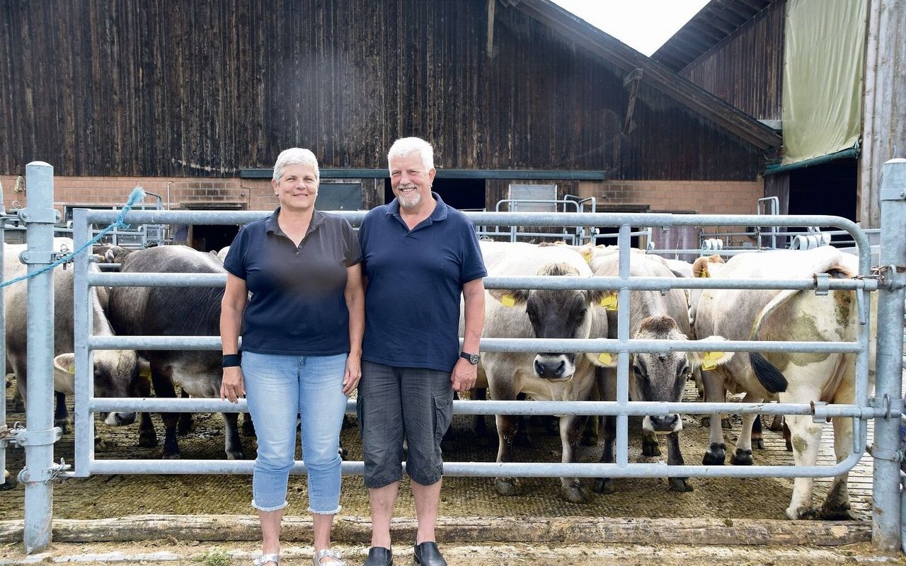 Regine und Andreas Bösiger aus Wanzwil haben ihren Betrieb fast 30 Jahre lang geführt. In dieser Zeit haben sie von der Milch- auf Mutterkuhhaltung gewechselt.