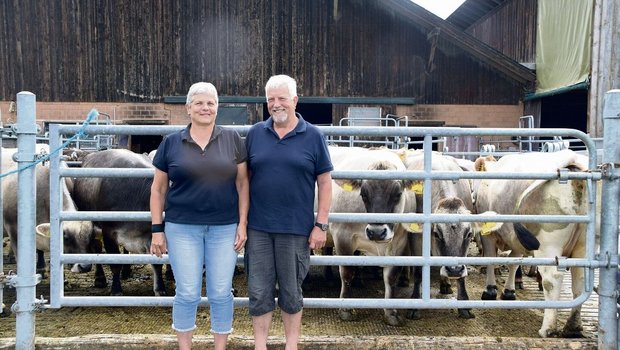 Regine und Andreas Bösiger aus Wanzwil haben ihren Betrieb fast 30 Jahre lang geführt. In dieser Zeit haben sie von der Milch- auf Mutterkuhhaltung gewechselt.