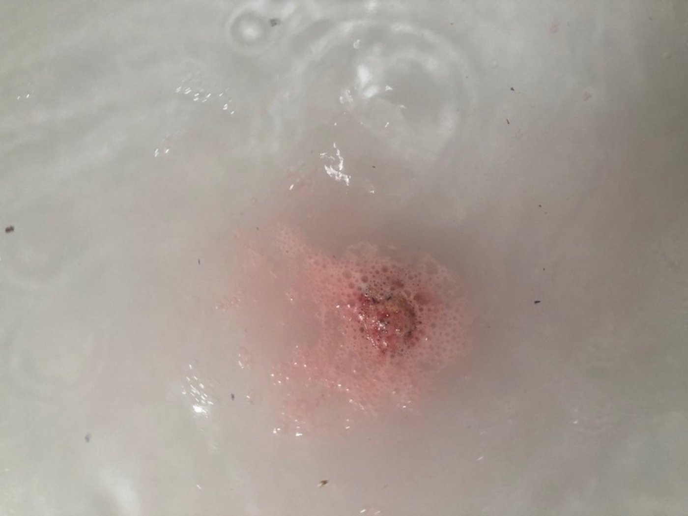 Das Backpulver und die Zitronensäure lassen die Kugel munter sprudeln.