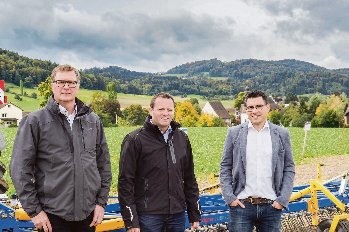 Heinz Ehmann vom Thurgauer Amt für Umwelt, Ueli Bleiker, Chef des Thurgauer Landwirtschaftsamts, und Projektleiter Florian Sandrini vom BBZ Arenenberg informierten zum Stand der Umsetzung des Projekts Aquasan.(Bild Christian Weber)
