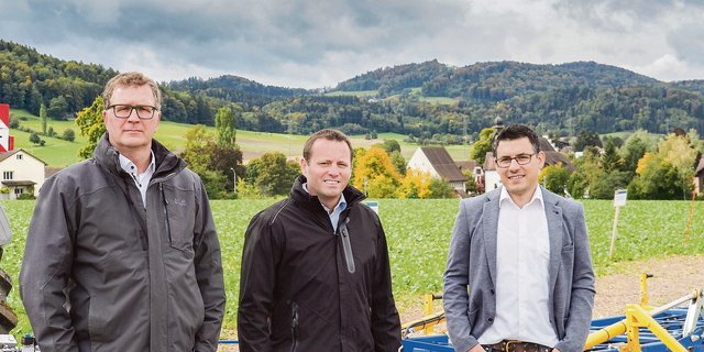 Heinz Ehmann vom Thurgauer Amt für Umwelt, Ueli Bleiker, Chef des Thurgauer Landwirtschaftsamts, und Projektleiter Florian Sandrini vom BBZ Arenenberg informierten zum Stand der Umsetzung des Projekts Aquasan.(Bild Christian Weber)