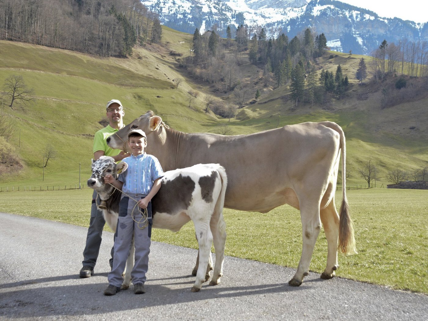 Andrin Niederberger mit seiner Blüem-Boy Bianca und Vater Toni mit Blooming Brändi. (Bilder Andrea Gysin)