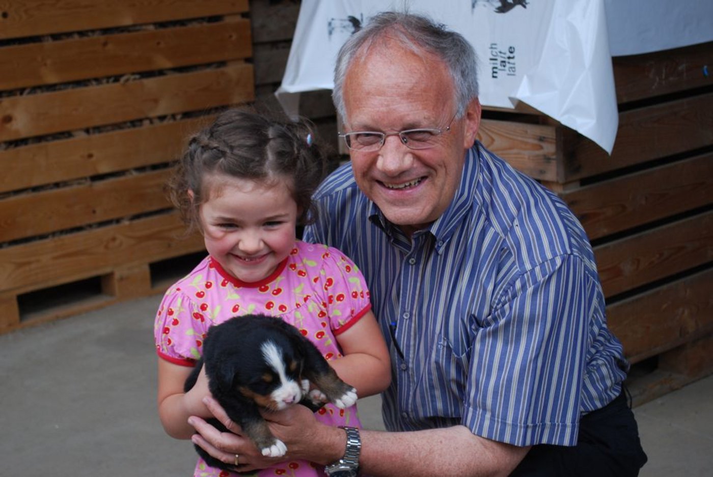 der jüngsten Tochter des Hauses, Vera, und dem Bärnersenn-Nachwuchs zu haben. Zwei Stunden sprach der Bundesrat mit sechs Landwirten aus der Region über aktuelle Herausforderungen.