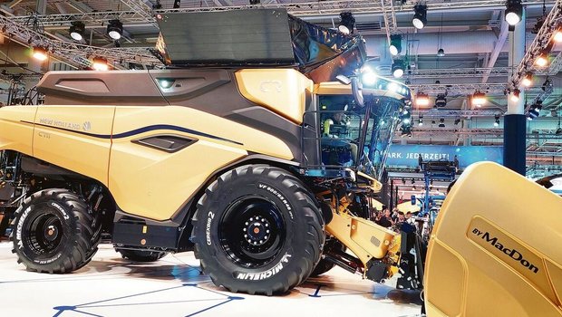 Der Mähdrescher CR11 von New Holland gewann die Goldmedaille beim Innovation Award. Er zeichnet sich dank vergrösserter Dresch-Elemente durch höhere Dreschleistung aus. Gleichzeitig wurde die begrenzte Arbeitsbreite nicht überschritten. 