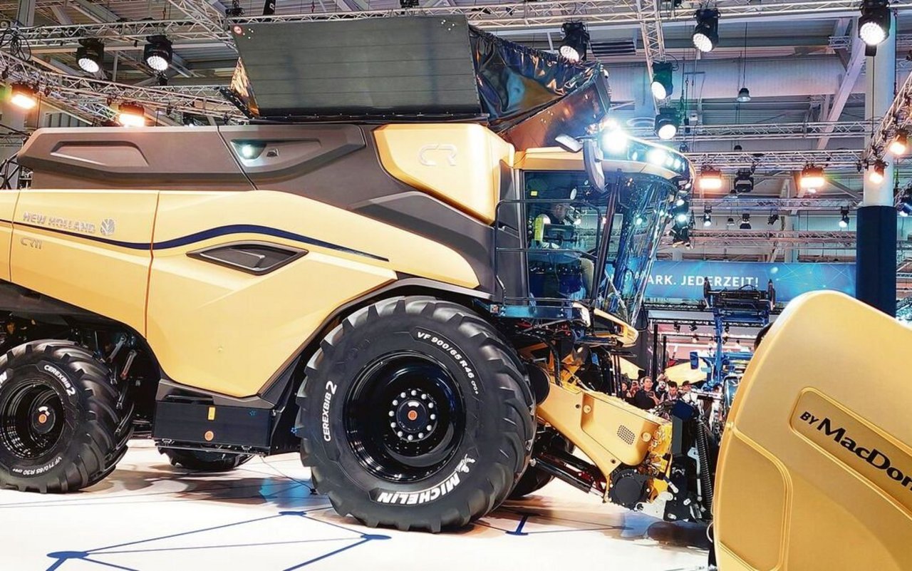 Der Mähdrescher CR11 von New Holland gewann die Goldmedaille beim Innovation Award. Er zeichnet sich dank vergrösserter Dresch-Elemente durch höhere Dreschleistung aus. Gleichzeitig wurde die begrenzte Arbeitsbreite nicht überschritten. 