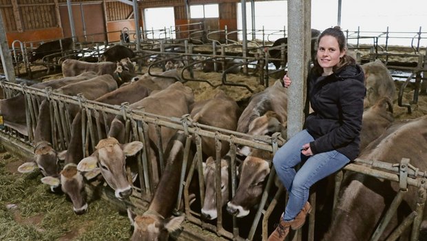 Schon als Kind ging Rahel Wenger vor der Schule in den Kuhstall des Nachbarn. Heute ist sie auf einem Landwirtschaftsbetrieb im Freiamt zuhause.(Bild Ruth Aerni)