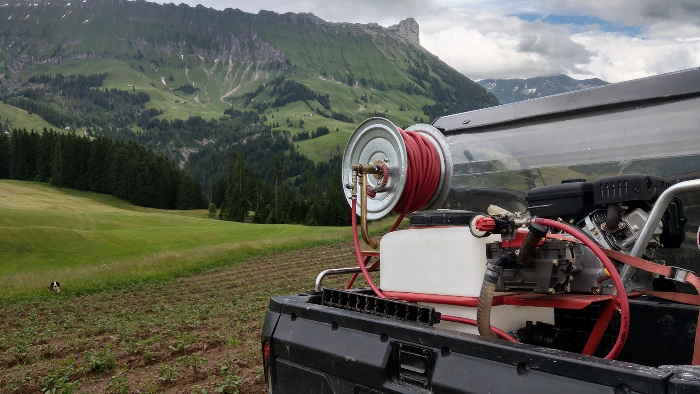 Der 100-Liter-Tank mit dem Minzensud kann auf den Quad montiert werden. (Bild Renate Wyss)